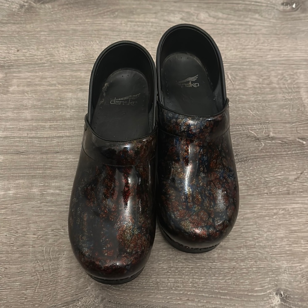 DANSKO CLOGS- SIZE 39- GREAT CONDITION- VERY MINIMAL WEAR